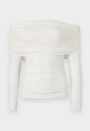 Haut à épaules dénudées et à manches longues en blanc cassé. Design drapé avec un tissu lisse et extensible. Comprend des fronces texturées au niveau du cou et des côtés.