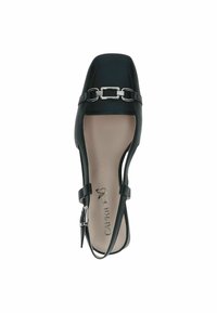 Fekete bőrszíj nélküli cipő négyzet alakú orral, ezüst csatokkal és vékony bokapánttal. Simább textúra és minimalista dizájn.