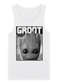Camiseta sin mangas blanca que presenta una impresión gráfica de Groot de "Guardians of the Galaxy Vol. 2" en blanco y negro. El texto incluye "GROOT" y "MARVEL."