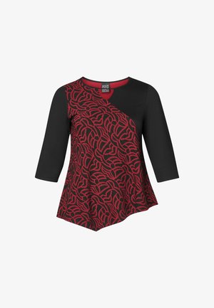 Zwarte en rode top met een ronde halslijn, 3/4 mouwen, met een gestructureerd rood patroon aan één kant en een asymmetrisch ontwerp.