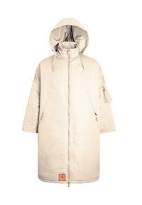 Długi beżowy płaszcz z kapturem, z przodu na zamek błyskawiczny, dwie boczne kieszenie oraz kieszeń na ramieniu z zamkiem błyskawicznym i ozdobnym frędzlem. Wykonany z gładkiego, wytrzymałego materiału.