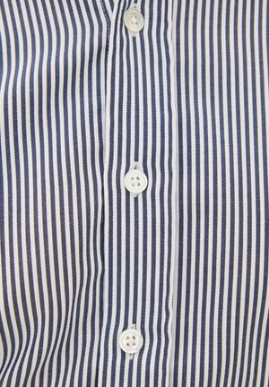 Oscar Jacobson, SLIM FIT CUT AWAY NON-IRON STRIPE - Chemise - midnight blue