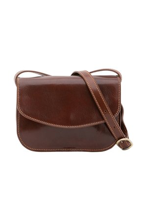 Sac en cuir marron à bandoulière avec un rabat, des bords arrondis et une longue sangle réglable. Présente des coutures contrastantes pour plus de détails.