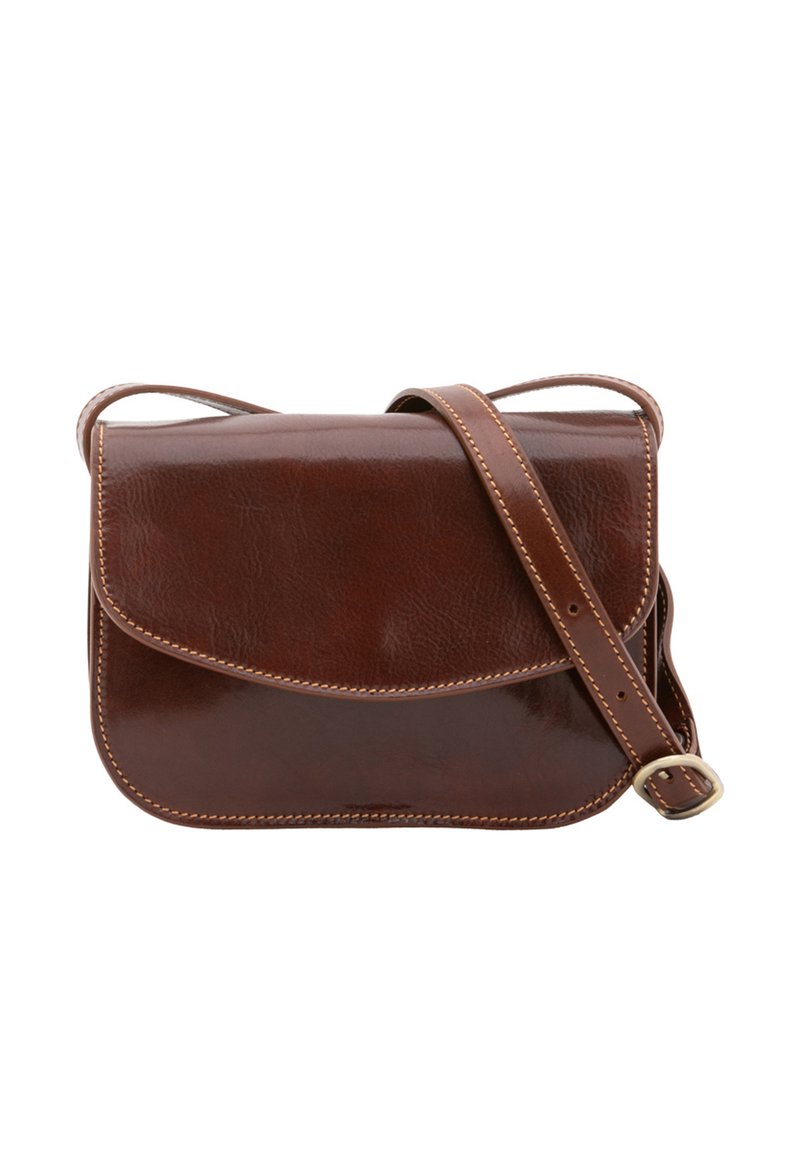Borsa a tracolla in pelle marrone con chiusura a pattina, bordi curvi e una lunga tracolla regolabile. Presenta cuciture a contrasto per un tocco di dettaglio in più.