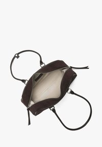 Sac à main en daim marron foncé avec double fermeture éclair et détails en cuir. L'intérieur est doublé d'un tissu de couleur claire offrant un espace de rangement généreux.