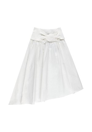 Gonna bianca asimmetrica con ampia fascia in vita e grande fiocco, realizzata in tessuto leggero e leggermente lucido.