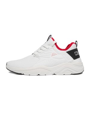 Hvid atletisk sneaker med sorte og røde accenter, tyk tekstureret sål, snørebånd foran og logodetalje på siden og hælstrop.