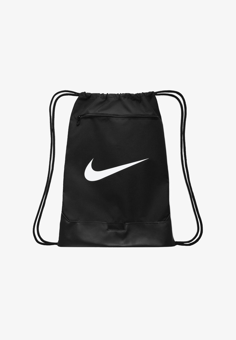 Czarny plecak na sznurkach wykonany z nylonu, o gładkiej fakturze, z białym logo Nike, zamykaną na zamek przednią kieszenią oraz wytrzymałymi czarnymi sznurkami.