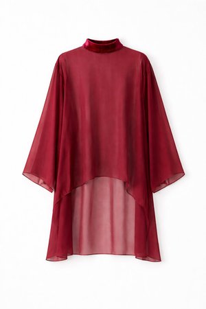 Genombruten vinröd tunika med hög sammetkrage, vida ärmar och asymmetrisk fåll. Lättviktig tyg med en slät, flytande struktur.