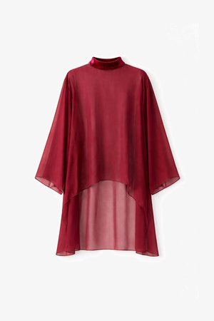 Túnica burdeos transparente con cuello alto de terciopelo, mangas anchas y dobladillo asimétrico. Tejido ligero con una textura suave y fluida.