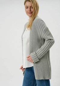 Světlé šedé žebrované kardigán s pleteného materiálu, který má uvolněný střih, otevřený přední díl a dlouhé rukávy se strukturovaným detailem.