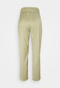 Licht olijfgroene broek met een verzamelde elastische tailleband, recht gesneden ontwerp, gladde textuur, en zonder zichtbare zakken of accenten.