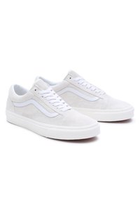 Světle šedé semišové tenisky s bílými koženými akcenty, plochými bílými tkaničkami a bílými gumovými podrážkami; klasický nízký design, texturovaný materiál.