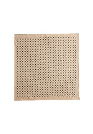 Pañuelo cuadrado beige con un pequeño patrón geométrico en blanco y negro distribuido de manera uniforme por toda la tela.