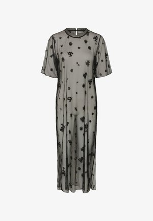 Černé průhledné šaty s krátkými rukávy, zdobené květinovou výšivkou a rovnou siluetou. Zajímavý detail ve tvaru klíčové díry na zadní straně a vzdušná textura.