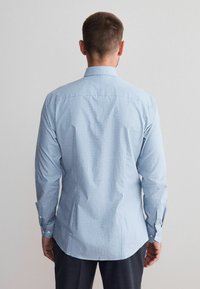 Himmelblau karierter Hemd mit langen Ärmeln und Knopfmanschetten, ausgestattet mit einem klassischen Kragen und einer glatten Stofftextur.