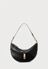 Mala de mão em pele preta com formato curvo, ferragens douradas e um pequeno detalhe de logótipo. Apresenta uma alça curta e fecho de correr.