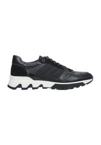 Czarne skórzane sneakersy z teksturowanymi bokami, białą podeszwą środkową i podeszwą z zigzakiem. Wyróżniają się sznurowanym zapięciem i wzmocnionym noskiem.