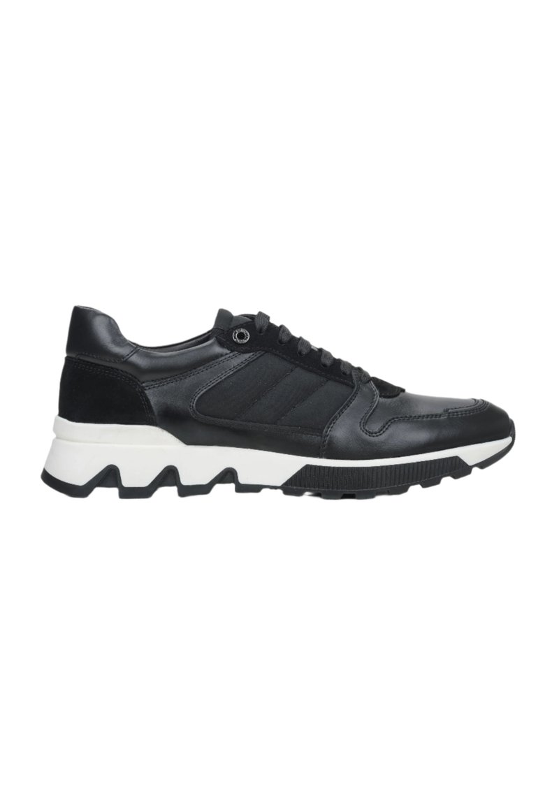 Czarne skórzane sneakersy z teksturowanymi bokami, białą podeszwą środkową i podeszwą z zigzakiem. Wyróżniają się sznurowanym zapięciem i wzmocnionym noskiem.