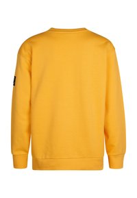 Sudadera amarilla con cuello redondo, puños acanalados y una textura suave. Presenta una pequeña etiqueta negra de acento en la manga izquierda.