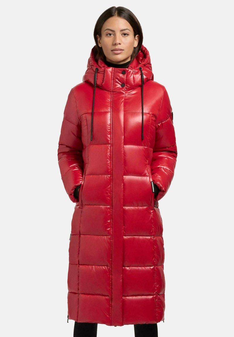 Rød polstret lang jakke med hætte, der har en glossy finish, elastiske snore, frontlynlås og sidelommer.