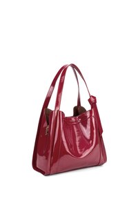 Borsa lucida rossa con due manici, un ampio scomparto principale e una tasca laterale con zip. Texture morbida con una forma moderna e dettagli discreti.