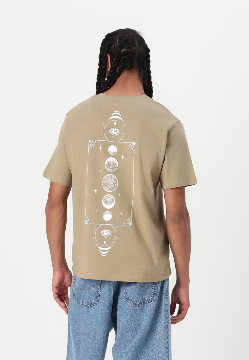 Jack & Jones - JJJACKIE TEE CREW NECK - Print T-shirt - coriander, Enlarge