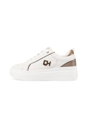 Sneaker bianche con tomaia in pelle liscia, dettagli metallici e suola platform. Presentano un retro in oro texture e un logo sul lato.