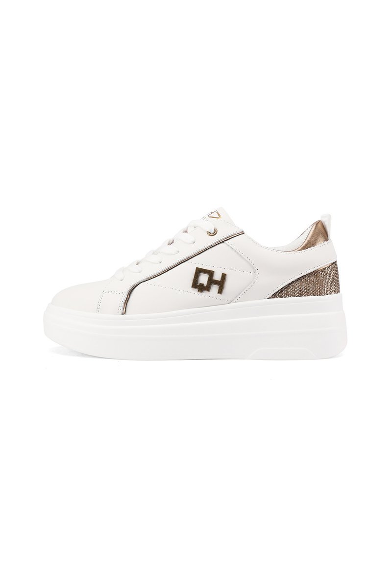 Sneaker bianche con tomaia in pelle liscia, dettagli metallici e suola platform. Presentano un retro in oro texture e un logo sul lato.