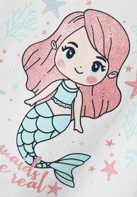 Ilustración de una sirena de dibujos animados con cabello rosa brillante, vistiendo una blusa azul claro y una cola turquesa, rodeada de estrellas de mar rosas y azules.