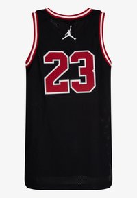 Czarna koszulka do koszykówki z czerwonymi akcentami, z siateczkową teksturą, okrągłym dekoltem i dużą białą cyfrą "23" z tyłu, z logo Jumpman nad nią.