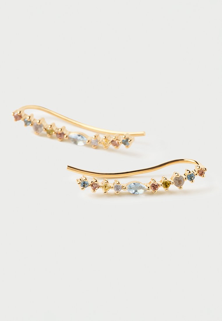 Goldfarbene Ohrringe mit einem geschwungenen Design, besetzt mit verschiedenen bunten Edelsteinen, darunter Blau, Pink und Gelb, in unterschiedlichen Formen.