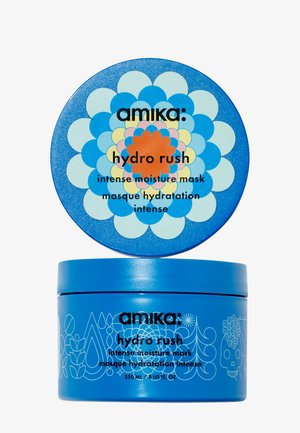 Blauwe container met een bloemenpatroon op het deksel, gelabeld "amiKa: hydro rush intense moisture mask." Inhoud 250 ml, met decoratieve accenten.