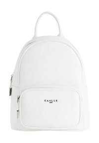 Zaino bianco dalla forma arrotondata, con una tasca frontale con zip, materiale liscio e un piccolo logo al centro in basso.