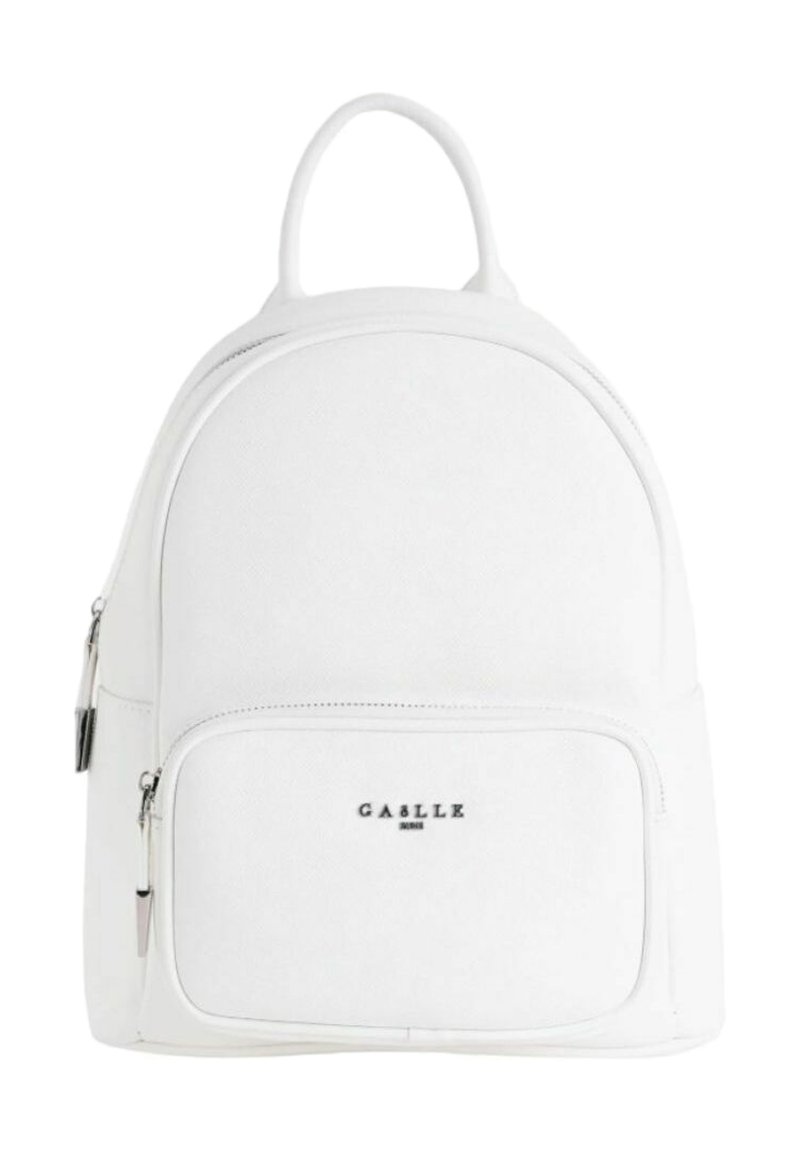 Zaino bianco dalla forma arrotondata, con una tasca frontale con zip, materiale liscio e un piccolo logo al centro in basso.