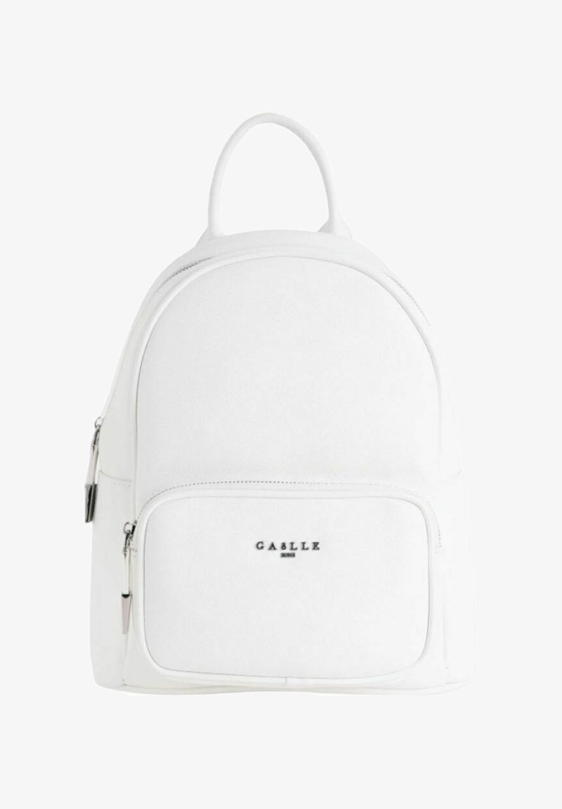 Zaino bianco dalla forma arrotondata, con una tasca frontale con zip, materiale liscio e un piccolo logo al centro in basso.