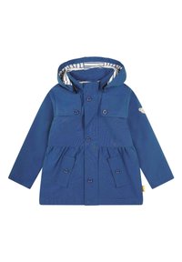 Giacca impermeabile blu con cappuccio, bottoni a pressione, due tasche frontali con pattina e rivestimento interno a righe. Presenta un design con vita arricciata.