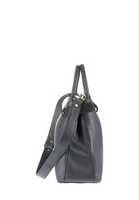 Zwarte, gestructureerde leren handtas met dubbele handgrepen aan de bovenkant en een verstelbare schouderband, zijwaarts weergegeven op een witte achtergrond.