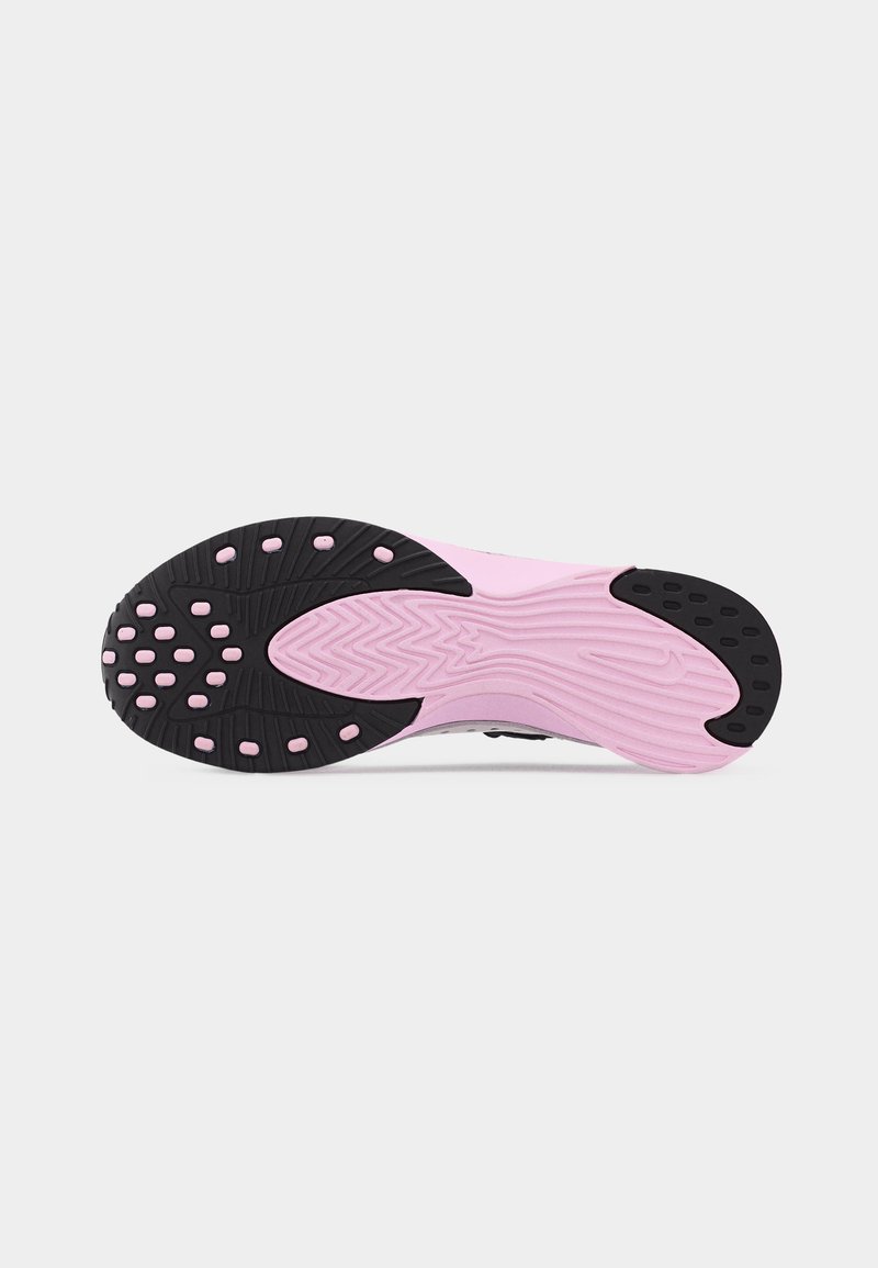 Zool van een hardloopschoen in roze en zwart met een geprofileerd grip en cirkelvormige loopvlakken op een witte achtergrond.