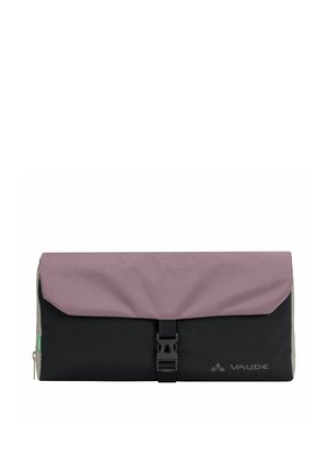 Gefalteter rechteckiger Reiseorganizer mit mauvefarbener Klappe, schwarzem Körper, sicherem Schnallenverschluss und Vaude-Logo auf der Vorderseite.