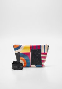 Obdélníková crossbody taška s barevnými geometrickými vzory, černá nášivka s embosovaným textem a černý popruh se stehováním "miluji tě".