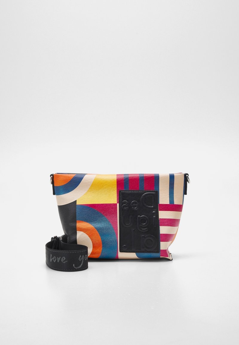 Obdélníková crossbody taška s barevnými geometrickými vzory, černá nášivka s embosovaným textem a černý popruh se stehováním "miluji tě".