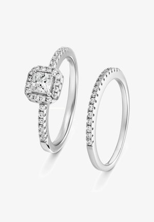 Silberring-Set mit einem quadratisch geschliffenen Centerstein, umgeben von kleineren Steinen, wobei einer der Ringe entlang des Bandes mit Steinen besetzt ist.