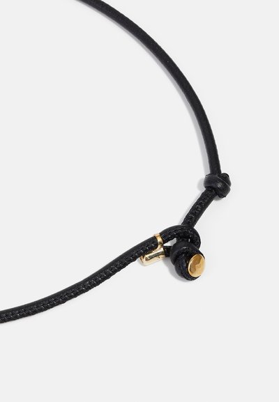 Colier din piele împletită neagră cu un închizător din metal auriu și detalii cu nod. Textură netedă, design minimalist și lungime ajustabilă.