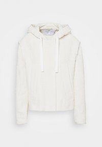 Biała, teksturowana bluza z kapturem o skróconym kroju, z regulowanym kapturem i długimi rękawami. Tkanina ma delikatny połysk i postrzępione krawędzie.