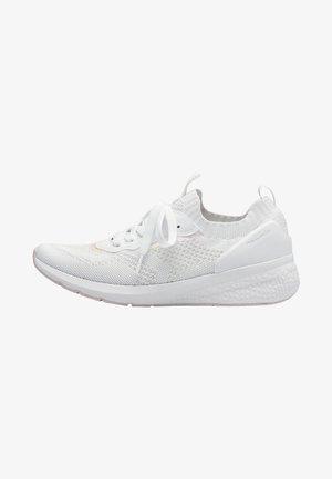 Zapatilla deportiva blanca con parte superior de punto, puntera redonda, cierre de cordones y suela texturizada. Presenta un cuello acolchado y acentos suaves.