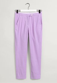 Levandulové lněné kalhoty s knopovou přízí, dvěma předními kapsami a rovnými nohavicemi. Materiál má měkký, texturovaný povrch.