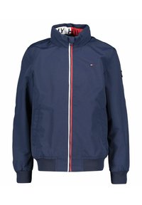 Navyblau bomberjacke aus glattem material, mit einem kurzen kragen, frontreißverschluss und rot-weiß-blauen streifenakzenten entlang des reißverschlusses.