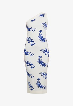 Een een-schouder, strakke jurk in crème met blauwe bloemenpatronen, gemaakt van rekbare stof, met een subtiele glans en een gladde textuur.