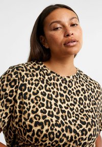 XLNT by Kappahl LEOPARDMÖNSTRAD - Printtipaita - beige